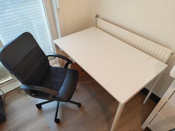 Bureau en bureaustoel set gratis af te halen
