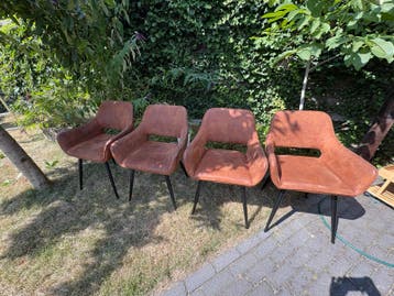 Set van 4 bruine eetkamerstoelen, zo goed als nieuw