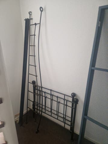 Zwart metalen bedframe met lattenbodem