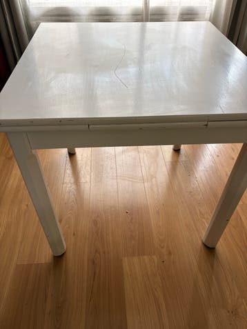 Uitschuifbare tafel met gebruikssporen
