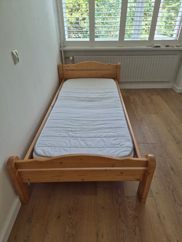 Gratis ophalen: Stevig houten eenpersoonsbed (200x90 cm)