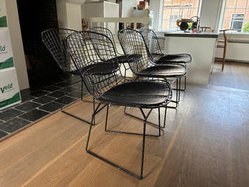Gratis zes eettafelstoelen in Eames stijl