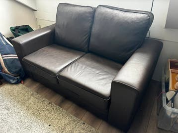 Bruine leren tweezitsbank - Comfortabel en stijlvol