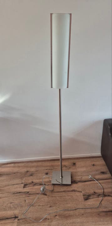 Gebruikte staanlamp met metalen voet