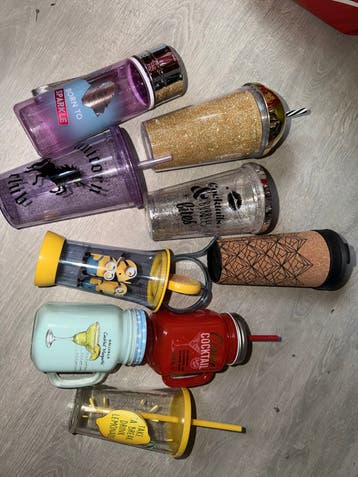 Diverse drinkbekers en glazen, deels van glas