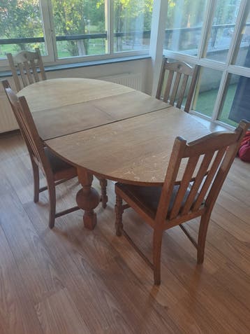 GRATIS Antieke eikenhouten eettafel plus 4 stoelen