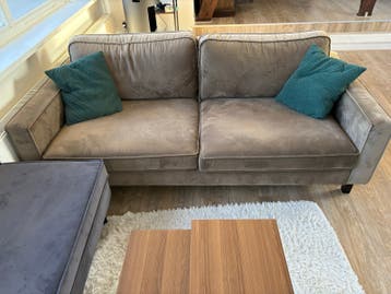 Comfortabele tweepersoonsbank met eventueel poef