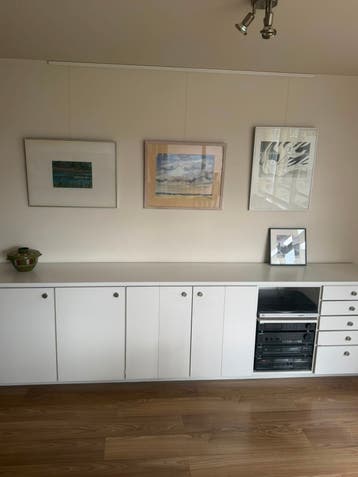 GRATIS Wit dressoir (293B x 86H x 50D)