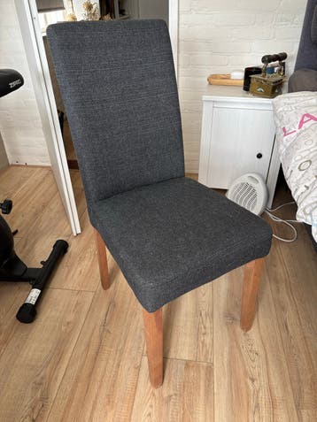 2 Eetkamerstoelen gratis af te halen