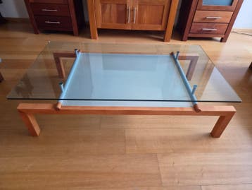 Glazen salontafel met houten onderstel