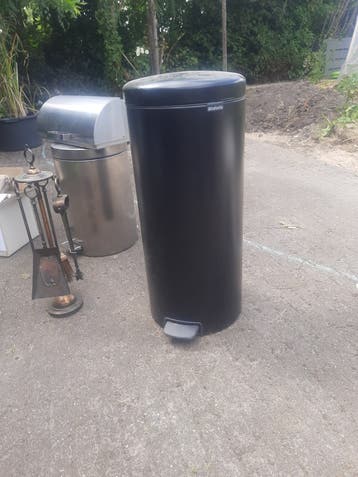 gratis zwarte metalen afvalemmer
