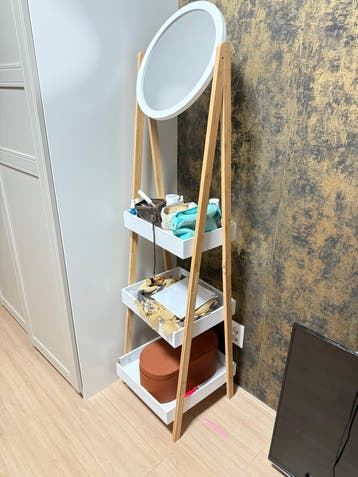 Gratis: Spiegel met planken - ideaal voor make-up of hal
