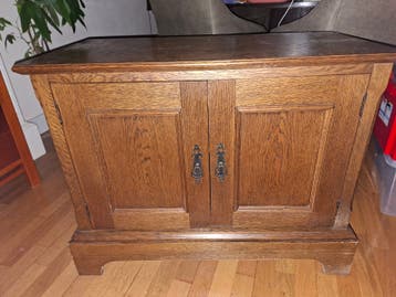 houten kastje met twee deuren