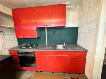 Complete rode keuken (inclusief inbouwapparatuur)
