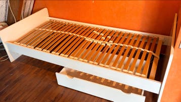 Gratis Eenpersoonsbed met lattenbodem, matras en opberglade