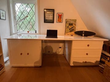 Ruim wit bureau met opbergruimte en lades (260bx76dx77h)