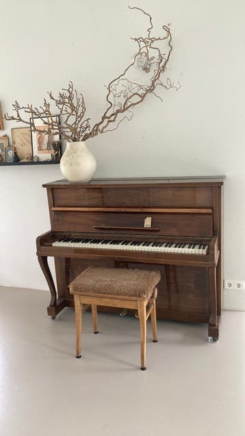 Bruine piano