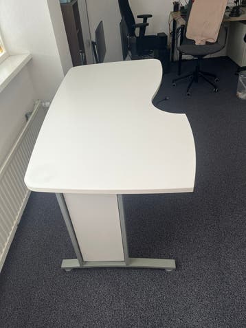 Gratis af te halen: wit afgerond bureau met grijs onderstel