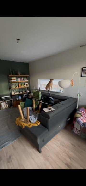 Oude slaapbank met reparatie nodig