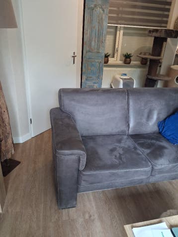 Comfortabele grijze tweezitsbank