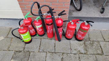 Lege schuim en CO2 brandblussers