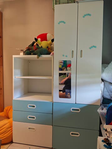 Witte en blauwe kinder kledingkast IKEA met 2 delen