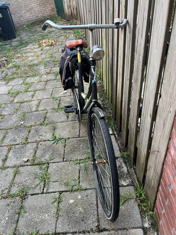 Oude fiets voor opknapbeurt - band leeg