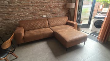 Ruime bank met hocker