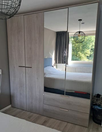 Kledingkast met spiegeldeuren en lades