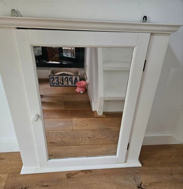 Witte spiegelkastje