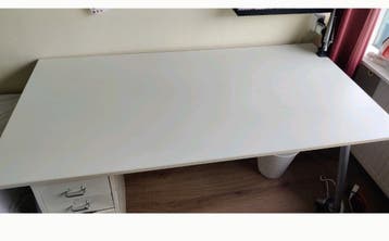 galant IKEA groot bureau met verstelbare poten