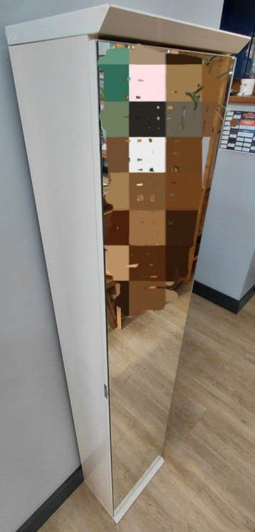 Witte spiegelkast met glazen planken
