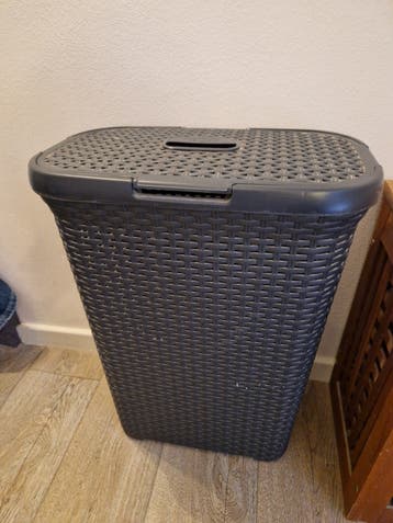 Donkergrijze wasmand met deksel Curver