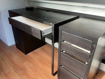 Gratis donkerbruin bureau met lades en opbergruimte