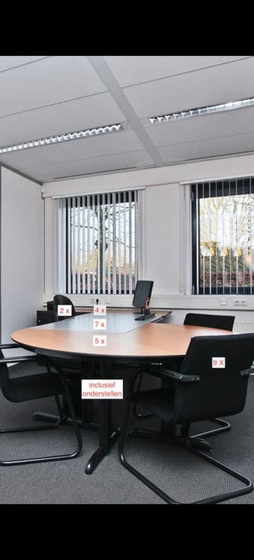 Ahrend bureaus met zwart onderstel - gratis af te halen