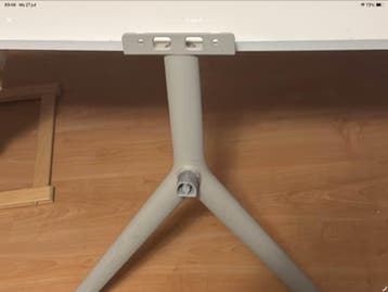 Witte eettafel met metalen onderstel