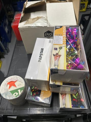 Gratis af te halen: Bekers, servies, rietjes, dienbladen
