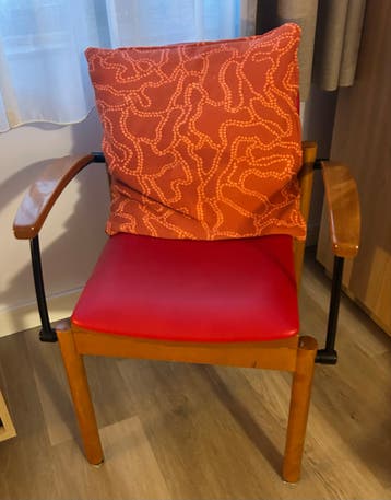 Comfortabele rode stoelen met houten armleuningen