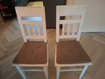 Houten bankje met opbergruimte en vier stoelen