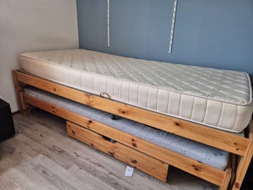 Eenpersoonsbed met uitschuifbaar logeerbed