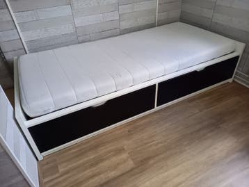 Eenpersoonsbed met matras en lattenbodem