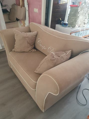 GRATIS loveseat