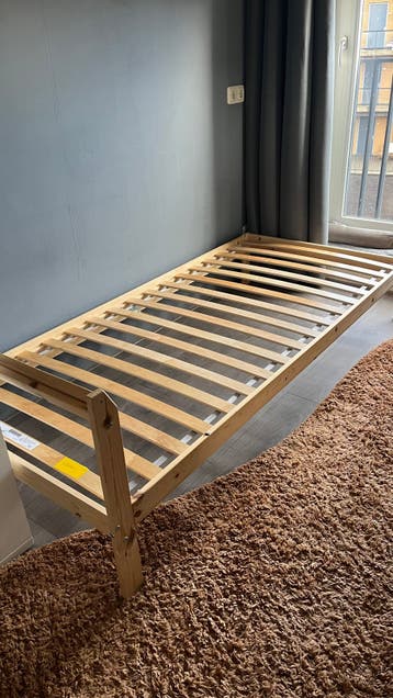 Eenpersoonsbed met lattenbodem en matras