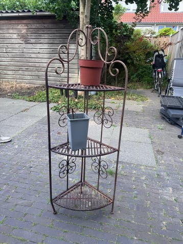 Decoratieve metalen hoekrek voor planten of decoratie