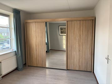 Kledingkast met schuifdeuren en spiegel - GRATIS