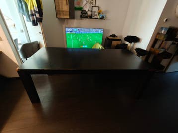 Zwarte eettafel, robuust en stijlvol