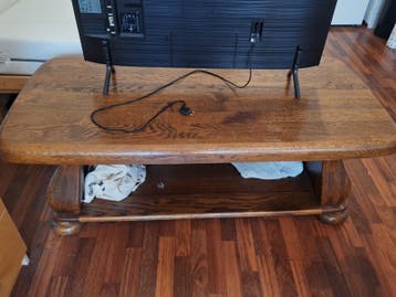 Robuuste eikenhouten salontafel met opbergruimte