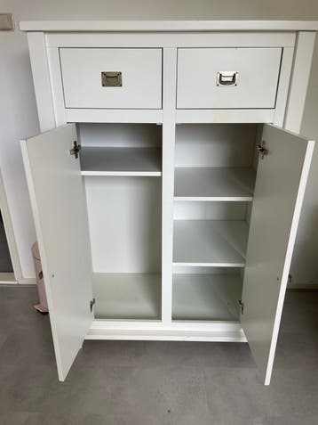 Witte kast met lades en deuren - met gebruikerssporen