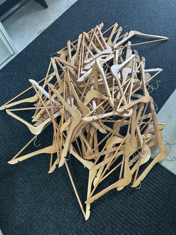 Gratis Houten kledinghangers