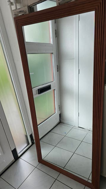 Grote spiegel met houten lijst Ideaal voor hal of slaapkamer